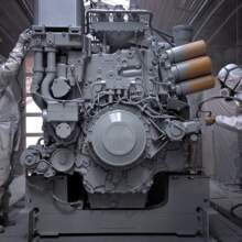 Industrielackierung - Dieselaggregat wird lackiert